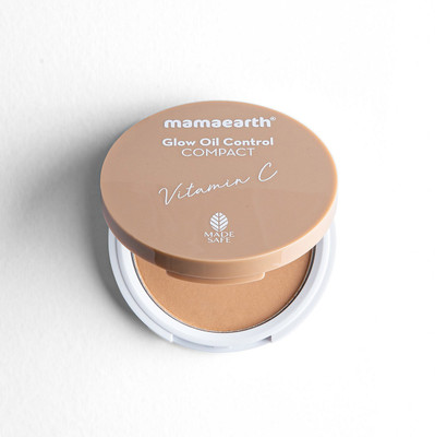 MamaEarth Glow Oil Control Compact SPF 30 with Vitamin C & Turmeric for 2X Instant Glow Compact