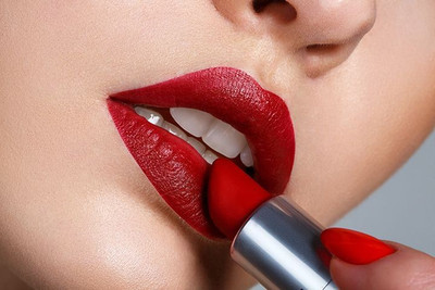 KA-KAIASHA 2 IN 1 LIQUIDE AND STICK RED MATTE FINISH LIPSTICK (PACK OF 1)(RED, 20 g)