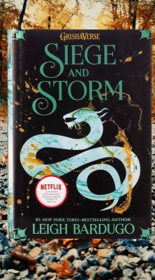 Shadow And Bone: Siege And Storm: Book 2(Paperback, Leigh Bardugo)