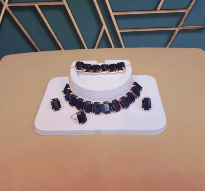 Gorgeous Gems Brass Black Jewellery Set(Pack of 1)