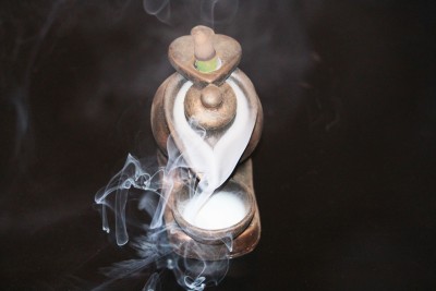 Beckonventure Handicraft Smoke Kettle Backflow Incense Holder Showpiece with 10 Incense Stick| Decorative Showpiece  -  7 cm(Polyresin, Gold, Black)