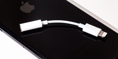 IMMUTABLE White Lightning Headphone Jack Adapter Connector Music Control J52 Phone Converter(IOS)