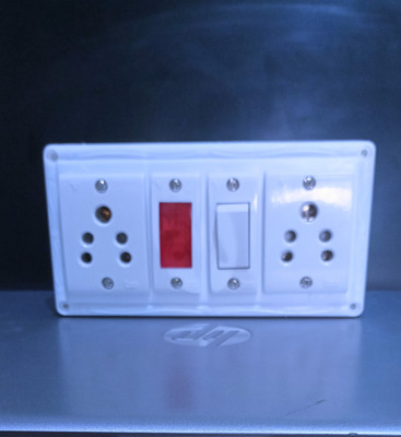 chromium indicator+2shocket 6 A Three Pin Socket
