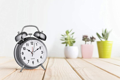 RHONNIUM Analog Silver Clock