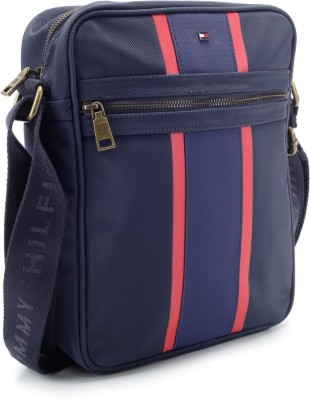 

Tommy Hilfiger Laptop Messenger Bag(Blue)