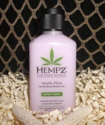 

Hempz Vanilla Plum Herbal Body Moisturizer- Travel Size (Vanilla Plum)(67.5 ml)