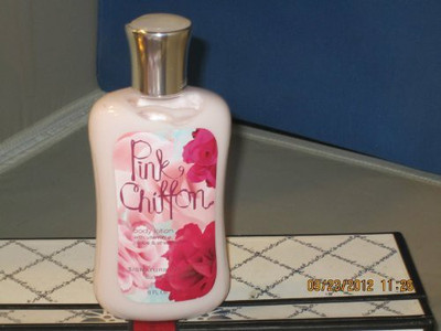 

Bath & Body Works pink chiffon 8.0 oz body lotion(240 ml)