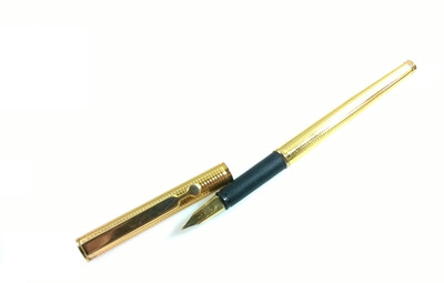 

HE Retail Indian Formal Golden Fountain Pen