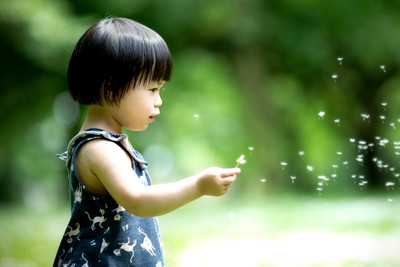 

Posterhouzz Baby's Love - Cute Girl Playing in the Garden Paper Print(12 inch X 18 inch, Rolled)