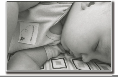 

Posterhouzz Baby sleeping on bed Fine Art Print(12 inch X 18 inch, Rolled)