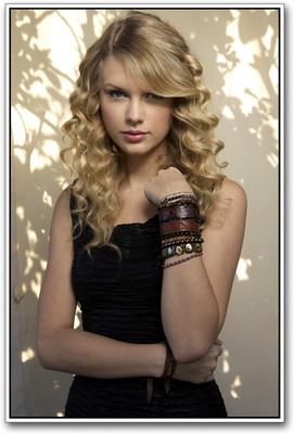 

Taylor Swift Photographic Paper(18 inch X 12 inch)