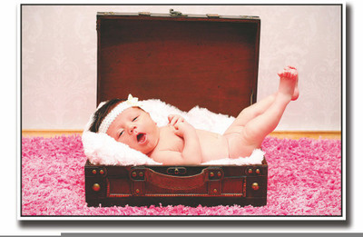 

Posterhouzz Baby in a wooden suitcase Fine Art Print(12 inch X 18 inch, Rolled)