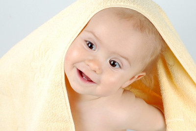 

Posterhouzz Baby'S - Cute Baby With Yellow Towel Paper Print(12 inch X 18 inch, Rolled)
