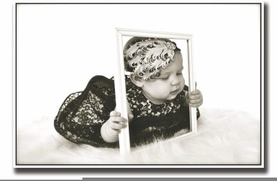 

Posterhouzz Baby girl holding photo frame Fine Art Print(12 inch X 18 inch, Rolled)