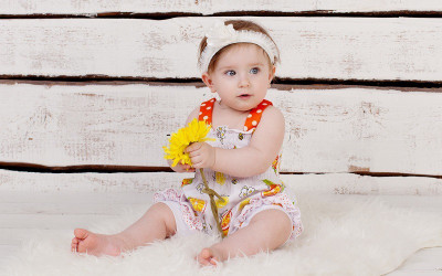 

Posterhouzz Cute Baby Girl Holding Flower Photographic Paper(12 inch X 18 inch, Rolled)