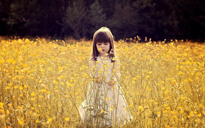 

Posterhouzz Little Girl in Flower Field Photographic Paper(12 inch X 18 inch, Rolled)