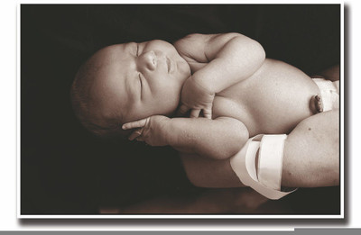 

Posterhouzz Baby sleeping on hand b&w Fine Art Print(12 inch X 18 inch, Rolled)