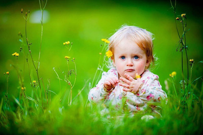 

Posterhouzz Cute Baby Playing on Field Photographic Paper(12 inch X 18 inch, Rolled)