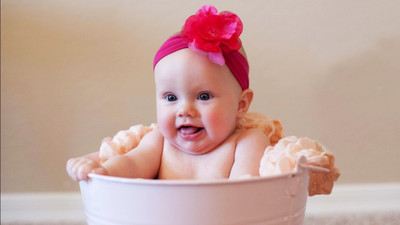 

Cute Baby in Tub Poster Paper Print(12 inch X 18 inch, Rolled)