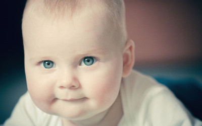 

Posterhouzz Cute Baby in Green eye Poster Paper Print(12 inch X 18 inch, Rolled)