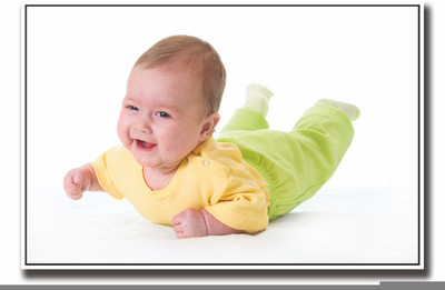 

Posterhouzz Baby in yellow and green Fine Art Print(12 inch X 18 inch, Rolled)