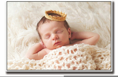 

Posterhouzz Adorable baby with crown Fine Art Print(12 inch X 18 inch, Rolled)