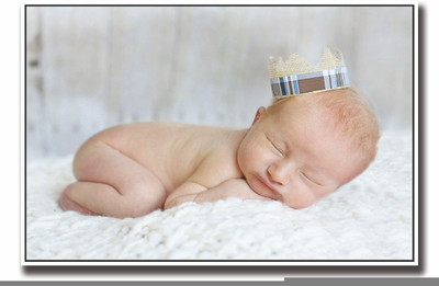 

Posterhouzz Baby sleeping with crown Fine Art Print(12 inch X 18 inch, Rolled)