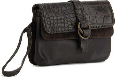 

Baggit MP ILU Tower Wristlet(Brown)