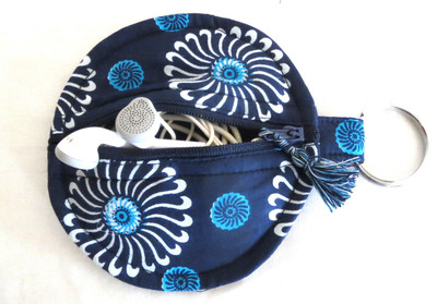 

Needlecrest KFB100RNDFLRNVY Pouch(Blue)