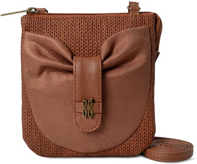 

Baggit Lmp Hunibuni Jhuti Rust Mobile Pouch(Brown)