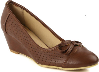 

Flat n Heels Women BROWN Wedges