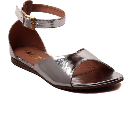 

Gnist Women Silver Flats