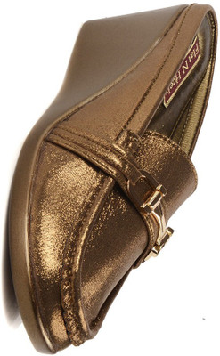 

Flat n Heels Women BROWN Wedges