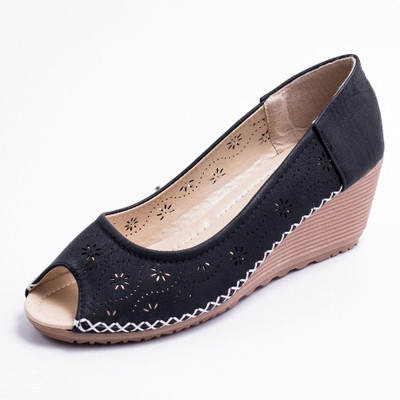 

Hepburnette Women Black Wedges