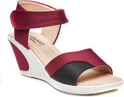 

Dolphin Miles Women Maroon Wedges