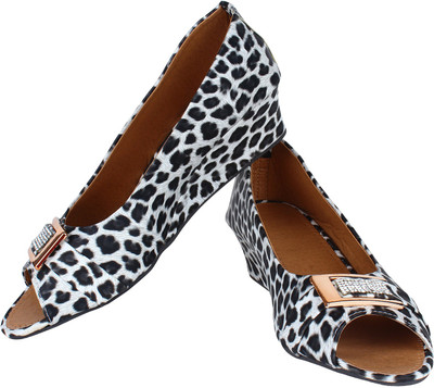 

Tryfeet Women Black and White Wedges
