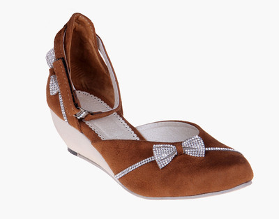 

Goyal Women Tan Wedges