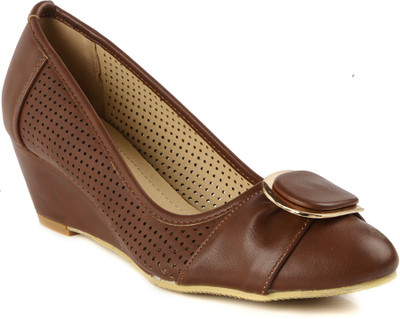 

Flat n Heels Women BROWN Wedges
