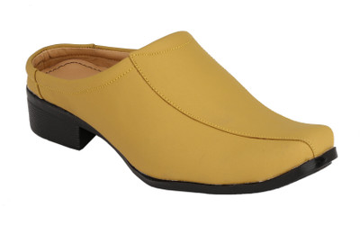 

Resto Men Beige Sandals