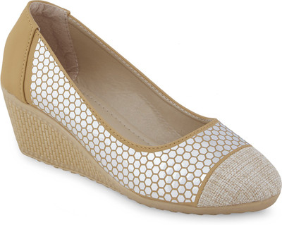 

Vero Couture Women Brown Wedges