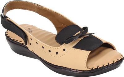 

Niremo Women Beige Flats