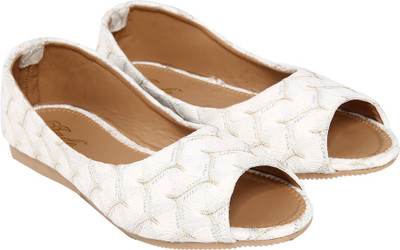 

Jade Women White Flats