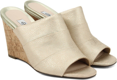 

Clarks Women Champagne Flats