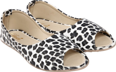

Jade Women Black Flats