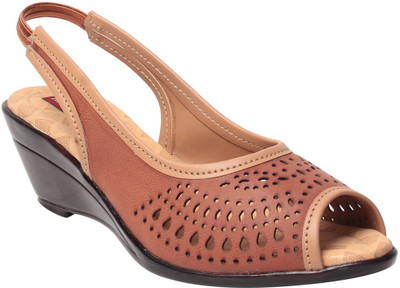 

MSC Women Tan Heels