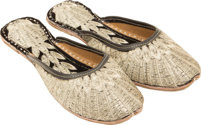 

Footrendz Women Silver::Black Flats