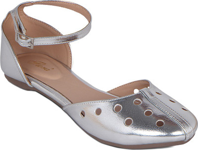 

Flora Women 21, Silver Flats