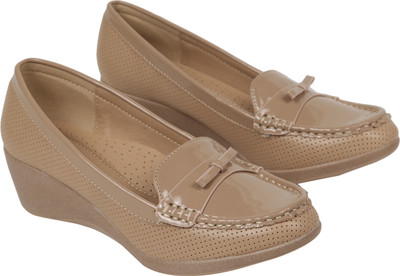 

Ilo Women Beige Wedges