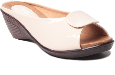 

MSC Women White Wedges