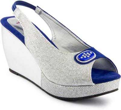 4 OFF on Womens Club Girls Sports Sandals Blue on Flipkart